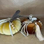 Κολοκύθα υφασμάτινη γούρι μουσταρδί χρώμα