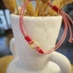 Μαρτάκι με χρυσό τετράγωνο στοιχείο και μακραμέ κόκκινο δέσιμο