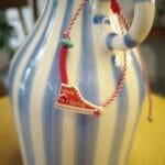 Μαρτάκι με plexiglass στοιχείο 'Σταράκι' και κόκκινο δέσιμο με τιρκουάζ χάντρα.